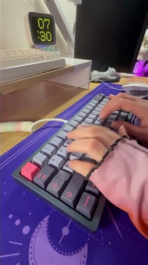 I borrowed a custom #mechanicalkeyboard Mode Envoy with Moon V2 switches 🌕🙏🏼