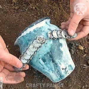 32K views · 198 reactions | Un buscador de tesoros encuentra una urna enterrada con un tesoro Partner: Arkeolog | Trucos Panda | Facebook