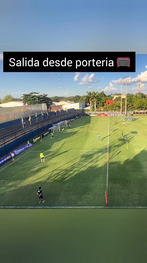 Implementamos este ejercicio de salida con pases cortos y triangulaciones rápidas para asegurar que el balón progrese bajo control, atrayendo al rival y creando espacios en zonas superiores. La precisión en el primer y segundo pase es innegociable; debe ser lectura de juego, no reacción. ¡Dominar la salida nos da la superioridad posicional que define los encuentros! 🧠🔥 #SalidaDeJuego #EntrenamientoDeElite #TacticaFutbolistica #DominioDelBalon #InteligenciaFutbolistica #CoachingProfesional #Alt