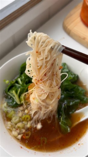 Tahlia Davies BROTH FIEND on Instagram: "BUCKLE UP, BROTH FIENDS We’re making a rice noodle bowl with aromatic oil and beef broth. Broth recipe is in the previous video. THIS and MORE recipes also in my free newsletter 🍜❤️ Shopping list Beef broth (check out my previous video or beef broth playlist) Rice noodles Spring onion (whites and green separated) Minced garlic clove Chilli flakes Greens (I had some silverbeet spinach in the fridge to use but you could use any leafy greens you like. You c