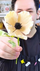 🌸 Flores fáciles con Fondant por @ivanzavalasugarart ¿Listos para crear estas hermosas flores? Solo necesitas: 🖤 Fondant Negro ENCO 🤍 Fondant Blanco ENCO ✨ CMC ENCO 🌼 Ivory Cremoso para los pétalos 🌿 Corazón de Aguacate para las hojas 📌 Recuerda: agrega ¼ cdta de CMC por cada 100g de fondant para transformarlo en pasta de goma y lograr mejores resultados en tus modelados. ¡Crea sin límites con ENCO! 🎨🌟 | ENCO MX