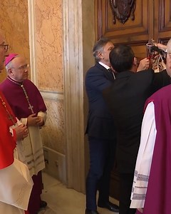 Cardinal Kevin Farrell, Cardinal Pietro Parolin, and Archbishop Edgar Peña Parra seal the doors of the papal apartment in the Apostolic Palace and the door to the apartment of the Casa Santa Marta, where the late Pope Francis lived. The rite of the certification of death and placement in the coffin took place on Monday evening at 8:00 PM in the chapel of the Casa Santa Marta. During the rite, the declaration of death was read aloud. The act was validated by Cardinal Farrell, Camerlengo of the Ho