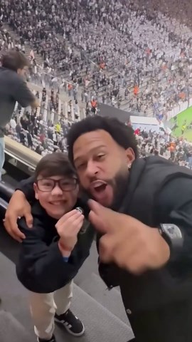 😍😂 Que momento! Memphis Depay comemora gol de Gustavo Henrique em Corinthians x Santa Fe com mini craque Neto! #LibertadoresNaESPN Vídeo: @osdonosdabolinha #tiktokesportes #futebol #corinthians