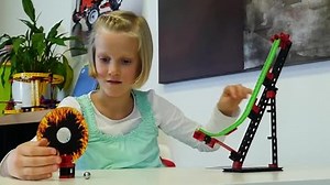 fischertechnik Dynamic XS Kugelbahn mit Schanze - das Kugelbahn Starterset ab 7 Jahre beinhaltet 3 Modelle - Schanze mit Feuerring, Kugelparcours und Geschicklichkeitsspiel