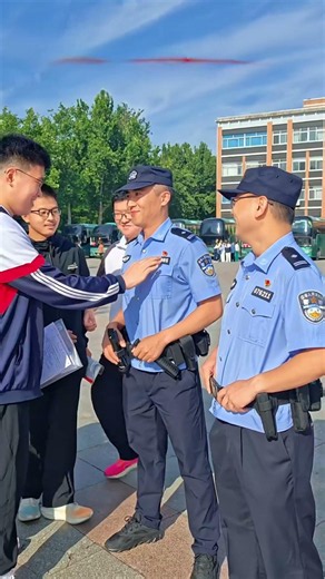 Vì sao những học sinh Trung Quốc này lại hôn huy hiệu cảnh sát ? 😙