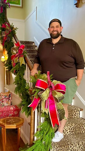 🎄✨ Decorating a client’s staircase today and keeping it simple but make it festive! I went with pink and green bows this year and I’m obsessed 💗💚 It’s amazing how just a little ribbon and greenery can bring the whole space to life! Would you try pink and green for Christmas or are you sticking to the classics this year? 👇🎁 #Christmas #ChristmasDecor #HolidayInspiration #ChristmasWreath #ChrismasTime #ChristmasDecorating #ChristmasDecorations #HolidayDecor #ChristmasTree #christmasgarland #C