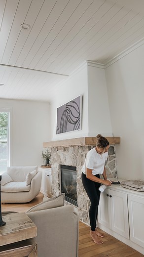 I would never get around to dusting if I was always trying to keep flat surfaces clear… Follow along for tips and tricks to keeping a home that is easy to manage ✔️ . . . #cleanwithme #cleaningmotivation #declutteryourhome #declutterwithme #simplehomestyle | Thebartahouse