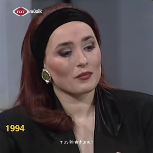 •| Hüner Coşkuner… Lise yıllarında Emin Ongan yönetimindeki Üsküdar Cemiyeti'nde önemli deneyimler elde etti. Küçük yaşta sanat hayatına atılan Hüner Coşkuner, sahne repertuvarını daha da genişletmek amacıyla Melahat Pars, Kamuran Yarkın ve Feriha Tunceli'den dersler aldı. İlk albümünü 1987 yılında Selami Şahin'in müzik yapım şirketi Şahinler Plak'tan çıkaran Hüner Coşkuner, 1989 yılında Çaçan Plak'tan çıkardığı Sakın Dönme Geriye adlı stüdyo albümüne imza attı. Bu albüm, müzik otoriteleri taraf