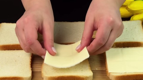 The Best Toast Recipe with Cheese and Bacon in Just 5 Minutes