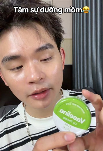 Sáp dưỡng mềm môi vasseline 😍