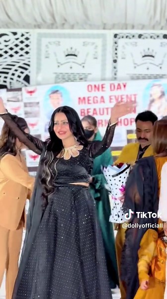 Discover Dolly's Signature Style and Fashion