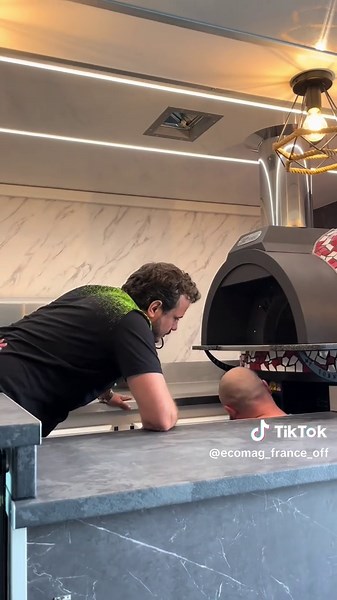 Remise des clés officielle ! ✨ Aujourd’hui, c’est une étape forte pour Ecomag : celle de la concrétisation. Aujourd'hui on remet les clés de son food truck pizzeria, un camion unique équipé d’un four mixte