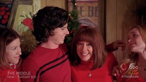 This Thanksgiving, Frankie deals with a not so picture-perfect Christmas card dilemma. | The Middle