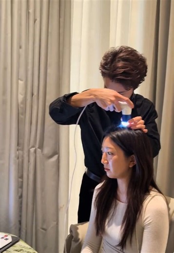 Ever wondered what your scalp actually looks like? 👀 Our 100x zoom scalp camera reveals everything — buildup, dryness, sensitivity, and your true scalp type. Get a personalised scalp diagnosis home care plan from our scalp specialists. 💆‍♀️ @L'Epanoui Hair Salon @Henry @Asahi🇯🇵 #scalphealth #headspa