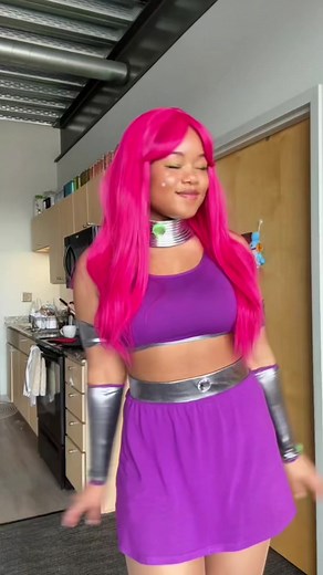 Starfire Cosplay at C2E2 Convention