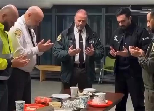 @amuse Omg 😳 NYC: New York City Police praying to Allah with the city’s Islamic Marxist ruler. | Spunky Gramma