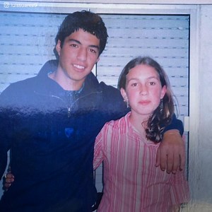 La historia de Luis Suárez y Sofía Balbi es de cuentos. Se conocieron cuando eran niños pero una crisis los separó, Balbi tuvo que mudarse a Barcelona con su familia. Desde ese momento Suarez prometió volver a estar con ella a toda costa, pero tuvo una presión mucho mayor, Sofía lo amenazó con lo peor si no lo lograba. | Estrellas