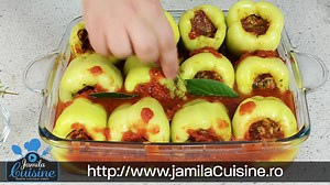 Ardei umpluti la cuptor. Foarte buni atat calzi cat si reci, usor de preparat si foarte gustosi. Reteta completa: http://jamila.ro/ardei-umpluti Like & Share daca va place reteta. Multumesc! | JamilaCuisine