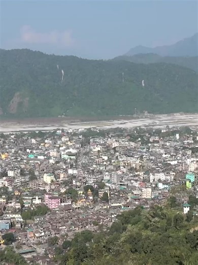 𝗗𝗿𝘂𝗴-𝗿𝗲𝗹𝗮𝘁𝗲𝗱 𝗰𝗮𝘀𝗲𝘀 𝗶𝗻 𝗣𝗵𝘂𝗲𝗻𝘁𝘀𝗵𝗼𝗴𝗹𝗶𝗻𝗴 𝗿𝗶𝘀𝗲 𝗯𝘆 𝗻𝗲𝗮𝗿𝗹𝘆 𝟭𝟰 𝗽𝗲𝗿 𝗰𝗲𝗻𝘁 Phuentshogling, the commercial hub and the country’s primary trade gateway, saw nearly a 14 per cent increase in drug-related cases last year. As a key gateway for drug trafficking, the area has seen police step up enforcement efforts, resulting in more arrests. #phuentshogling #Bhutan #Bhutanese #Bhutaneseabroad #Media #Bbsnews