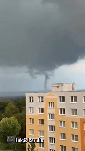 10K views · 94 reactions | Opět tornádo u Hodonína. V sobotu 13. září kolem 19. hodiny ho natočil Lukáš Cerulík. Místním se okamžitě vybavily hrůzné vzpomínky na červen 2021, kdy ničivý živel zabíjel a způsobil miliardové škody. Tentokrát naštěstí nemělo takovou sílu, přesto mnohé vyděsilo a připomnělo, jak křehký klid na jihu Moravy stále je. | BRNO today | Facebook