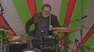 Wenn die Fernsehaufzeichnung zu Ende ist, geht die Show im Willkommen-Österreich-Studio manchmal noch weiter - exklusiv fürs anwesende Publikum. Diesmal dürfen wir euch zeigen, was am Dienstag auf ORF eins nicht zu sehen war: Angelo Kelly kann tatsächlich an keinem Schlagzeug vorbeigehen, ohne es zu bespielen. Willst du das nächste Mal auch live im Studio dabei sein? Um 12 Uhr startet die Willkommen-Österreich-Kartentomobla: http://willkommen-oesterreich.tv/tombola.php Willkommen Österreich mit 