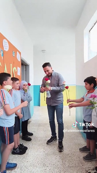 أنت الأستاذ: دوره وأهميته في التعليم