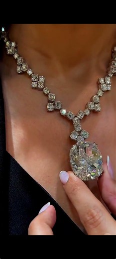 100ct Lab grown diamond pendant necklace.