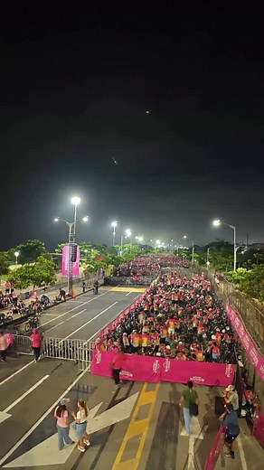 60K views · 3.3K reactions | ¡Quien lo vive es quien lo goza!  El Giro de Rigo se tomó el Atlántico con toda la energía del Carnaval, el calor de su gente en La Arenosa. Miles de ciclistas rodaron con el corazón, acompañados por la música, los colores y la gente que salió a las calles a convertir cada kilómetro en una fiesta. ‍♂️ El Giro de Rigo es presentado por @manzanapostobon | El Giro de Rigo | Facebook