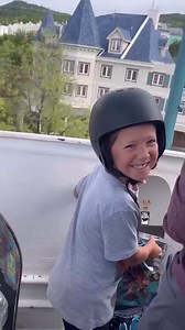 Les sourires dans le visage de ces minis planchistes parlent pour eux-mêmes ! Beaucoup de plaisir en famille sur leur planche à neige au ski d'été. 😊🏂☀️ -- The smile on these mini-riders talk for themselves! A lot of family fun on their snowboard at summer skiing. 😊🏂☀️ 🎥 Jonathan Bergeron | Tremblant