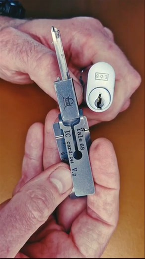 Using a Yale 6B 'lishi' on a 5 pin cylinder 😎👌🏼 #asmr #hack #hacker #escape #security #prep #tactical #lockpicking #science #howto #military #secret #viralvideo #fyp | Captain Lock Smith