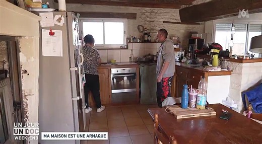 Marion, 35 ans, aide soignante et Antony, 38 ans, ouvrier ont leurs toilettes bouchées un dimanche. En urgence, ils trouvent un plombier sur internet qui arrive rapidement :Il a pris sa pompe, il a tenté d'aspirer à 2 reprises pour finalement dire qu'il ne pouvait rien faire, il faut un camion pompe.Durée de l'intervention : 2 à 3 min.Il leur annonce alors le montant de sa "prestation" : + 1 200 € 😳Déplacement : 180 € Main d'œuvre : 240 €Tentative de dégorgement domestique : 638 € Il se justifi
