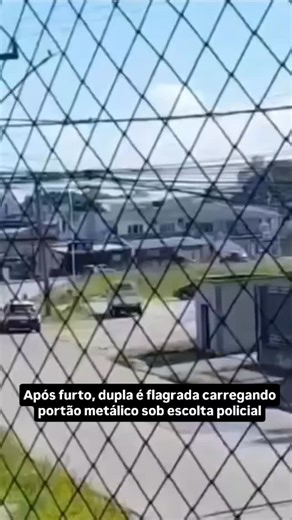 Chapeco.org on Instagram: "Após furto, dupla é flagrada carregando portão metálico sob escolta policial 🚨🚔 A Polícia Militar prendeu um homem de 30 anos e uma mulher de 39 anos após furtarem um portão no bairro Cidade Nova, em Itajaí, na manhã da última quarta-feira (7). Após a prisão em flagrante, os suspeitos foram escoltados pela PM enquanto carregavam o portão metálico pelas ruas do bairro, cena que chamou a atenção e foi registrada em vídeo. Segundo a Polícia Militar, a guarnição recebeu