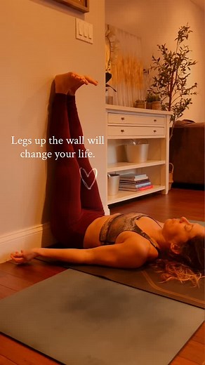 Why You Need Legs Up the Wall A simple pose… massive benefits.👇 🧘‍♀️ Instant calm: Activates your parasympathetic nervous system and reduces stress fast. 💙 Helps reduce swelling: Gently drains fluid from tired legs feet. 💤 Better sleep: Calms your mind and body so you fall asleep easier. 🔄 Boosts circulation: Reverses blood flow to refresh your legs and lower back. 🤸‍♀️ Releases low-back tension: Gently decompresses the spine after long days of sitting or standing. 🩷 Supports hormone bala