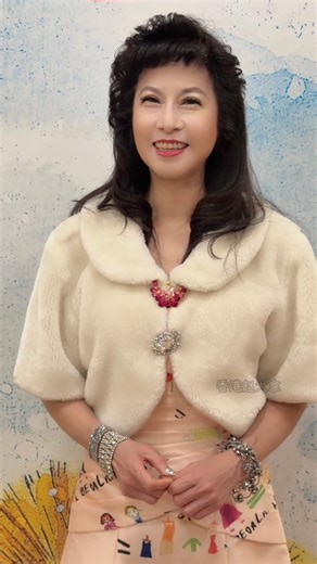 1990年 #袁凤瑛 为 #刘德华、#吴倩莲 主演的电影 #天若有情 演唱了同名主题曲，歌曲风格与电影的悲剧基调相契合，成为华语乐坛经典曲目之一。熟悉的音乐响起，多少人的青春又回来啦！ | 赵大拿