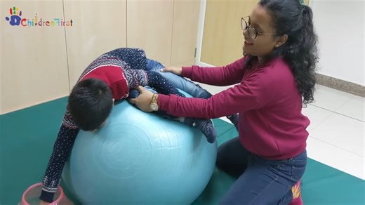在家中与孩子使用治疗球的7种方法-7 ways to use Therapy Ball with Children at Home