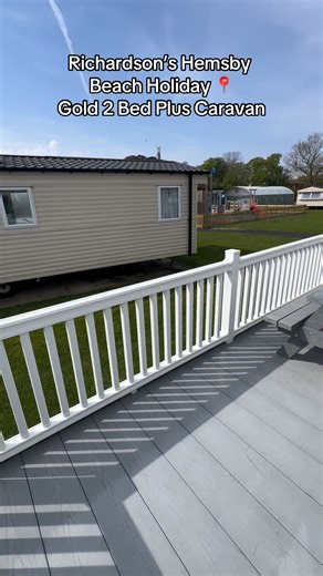 🚨Last Call Half-term availability arriving 27th October for 4 nights - Gold caravan, 2 Bedroom, sleeps 6. Show Bar Entertainment 🎤 On Park Activities 🎳 Restaurant & Bar 🍔 ➡️ Book online now or Call 01493 733 610 | Richardson's Hemsby Beach Holiday Park