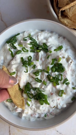 Dip de Jocoque con Champiñones ↓ Receta 1 lata grande de champiñones en escabeche sin el vinagre2 tazas de jocoque Sal, pimienta y paprika Chiltepin al gustoCebollin para decorar#receta #dip #botana | Cuchara Mía