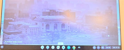 Temperatures have now dropped into the mid to upper 40s around the area. I took a look at the EarthCam in KC and they have light snow falling currently. Temperatures in the KC area are showing in the mid to upper 20s #Mowx | Branson News & Weather