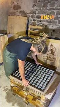 ‪@le_dur_de_la_feuille‬ présente la véritable méthode de production de papier chiffon en Auvergne