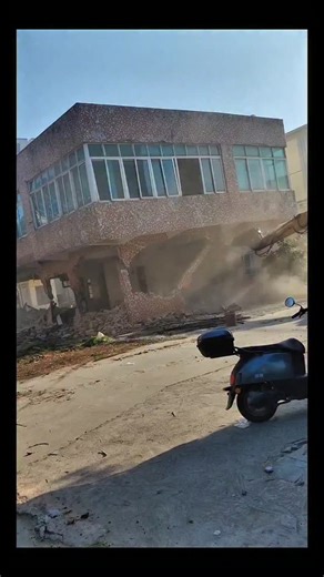 Real Engineerings | Engineering & Technology & Gadgets & DIY on Instagram: "Calculated Collapse: Bringing Down the House! 🏠💨 ​It looks chaotic, but this is a precise application of structural engineering in reverse. Watch how a single excavator brings down an entire two-story building by targeting its key supports. ​The Mechanics of Destruction ​This process is all about understanding load paths and gravity: ​Attacking the "Legs": The excavator operator targets the load-bearing columns on the 