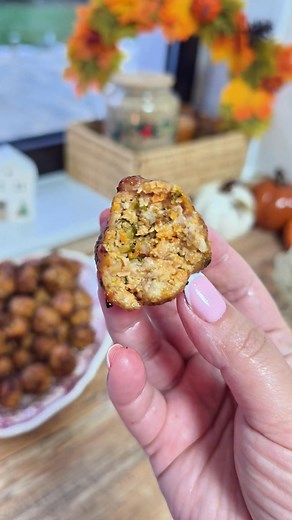 CHIFTELE DIN CARNE DE CURCAN LA CUPTOR (1 kg carne, fără cartofi) Ingrediente: 1 kg carne de curcan tocată 1 ceapă mare tocată fin 3 căței de usturoi pisați 1 morcov mare dat pe răzătoare fină 2 ouă 5–6 linguri pesmet 2 linguri ulei 1 legătură pătrunjel tocat 1 linguriță sare (sau după gust) 1 linguriță piper 1 linguriță boia dulce 1 linguriță cimbru 2 linguri iaurt (opțional, dar ies super fragede) Mod de preparare: 1. Într-un bol mare, pune carnea, ceapa, usturoiul, morcovul, ouăle, pesmetul, 