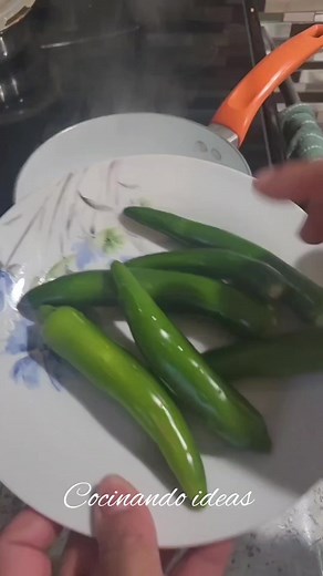 Chuletas ahumadas con Espinacas en Salsa de Tomatillo | Cocinando Ideas