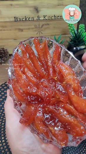 Quittenmarmelade selber machen / Quitten Marmelade quince jam مربى السفرجل In diesem Video zeige ich euch, wir ihr super leckere Quittenmarmelade selber machen könnt. Die Zubereitung ust sehr einfach. Für die Quittenmarmelade benötigt ihr Je 1 Kilo geschälte Quitten 1 Kg Zucker und 1 Liter Wasser. 1/2 TL Zitronensäure/Zitronensalz Beliebig: Nelken Zimtstange Zubereitung: Wasser mit 1 TL Zitronensäure/Zitronensalz verrühren. Quitten gut waschen und beliebig schälen. In ca. 2cm dünne Spalten schne