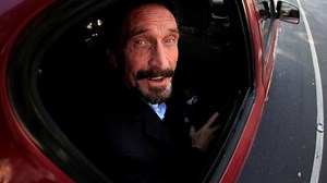 El cadáver de John McAfee continúa en la morgue de Barcelona tras un año de su muerte