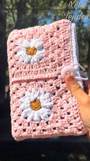 Mira que hermoso detalle está funda para libros #crochet #crochetdesign #handmade #diycrochet