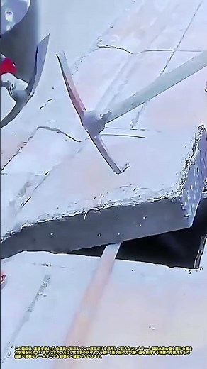 てこの原理で重い排水溝の蓋を開ける #works #construction #leverage #skills #teamwork