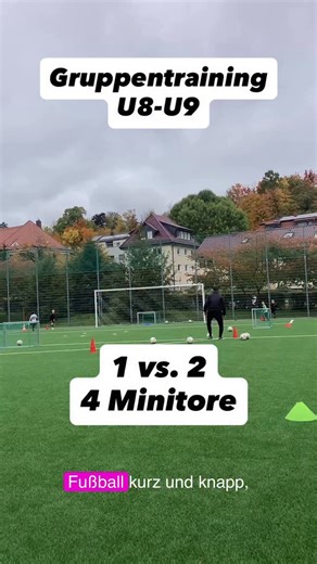 1 vs. 2 auf 4 Minitore Der Ball wird Diagonal zum Angreifer in das Quadrat gespielt, sofort versucht der Angreifer in eines der 4 seitlich aufgestellten Minitore zu passen. Gleichzeitig laufen von den Ecken links und rechts zwei Spieler ein um dieses zu verhindern. Wichtig 🚨: Handlungsschnelligkeit und Zielstrebigkeit Variante: 1 vs. 3 und hohen Ball zu spielen #fussballtraining #footballtraining #fussball #soccer #coach | Pascal Willi Krauss