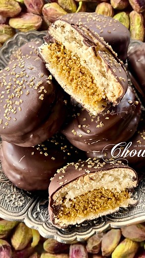 The viral Dubai Chocolate Bars have arrived to Chouquette! Well, sort of. We’ve combined toasted Kataifi, tahini, our house made pistachio cream and dark chocolate to recreate this amazing flavor combination. Available in store tomorrow, while they last! Don’t miss out! | La Patisserie Chouquette