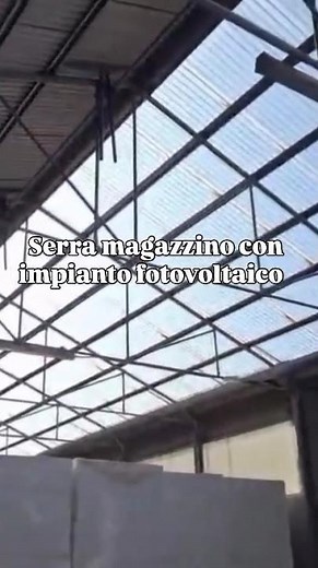 Serre fotovoltaiche ad uso magazzino con apertura automatica al colmo