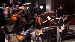 136K views · 3.9K reactions | Bonnie Rait and Tracy Chapman, Jeff Beck and Beth Hart perform "Sweet Home Chicago" in honor of Buddy Guy at the 35th annual Kennedy Center Honors (2012) | Top Hat Crew's "Live Music Archives" | Facebook